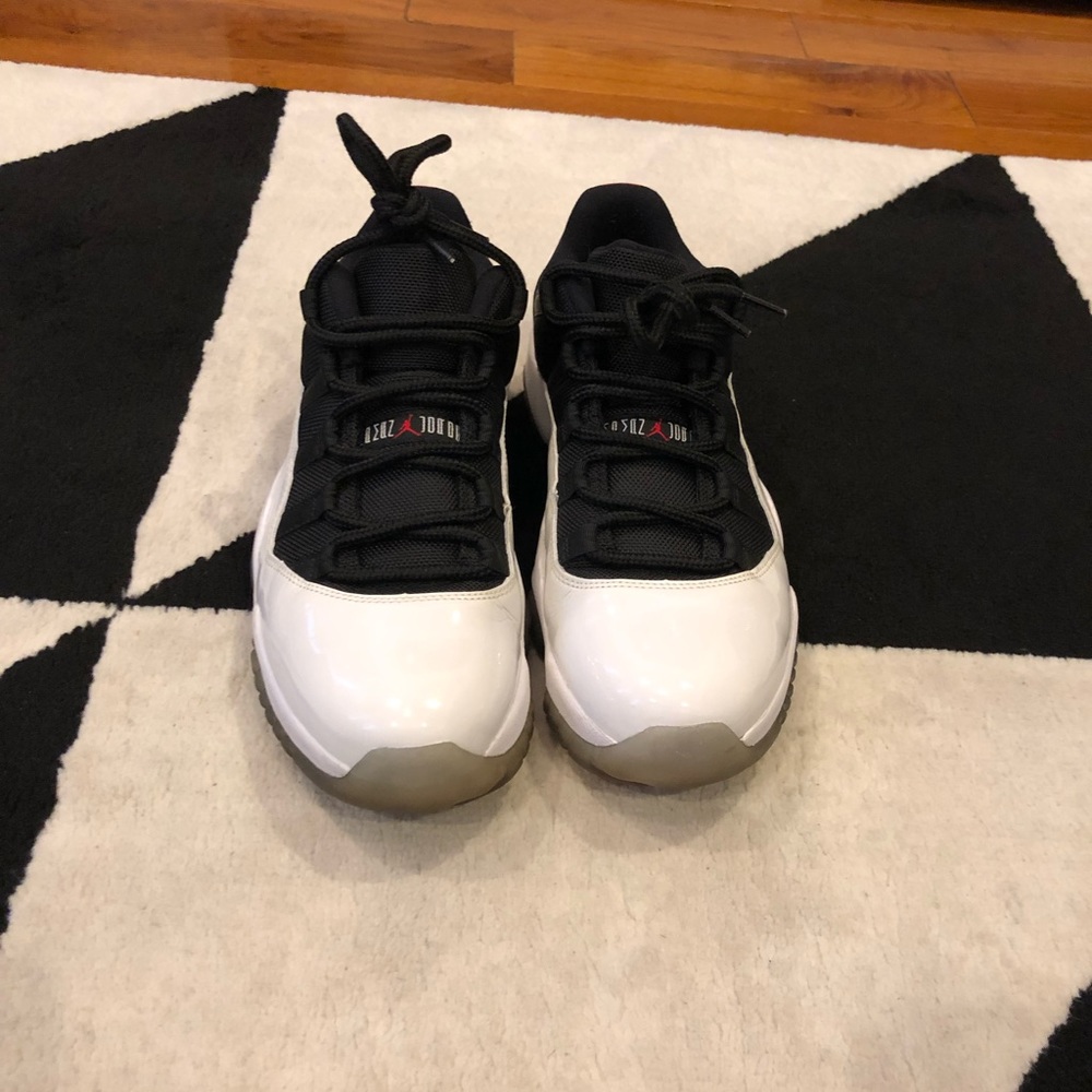 Jordan 11 Low (Tuxedo)